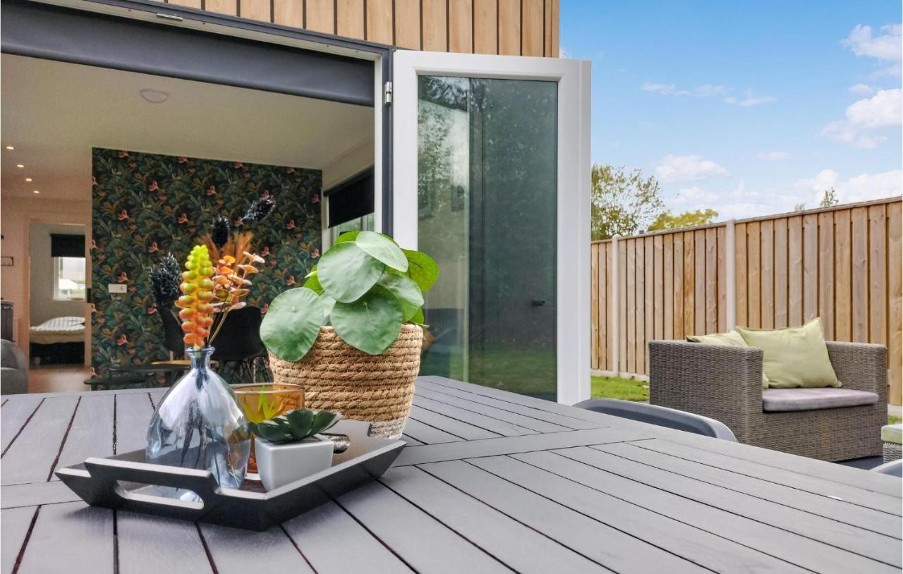 2 Bedroom Awesome Home In Heinkenszand Bagian luar foto