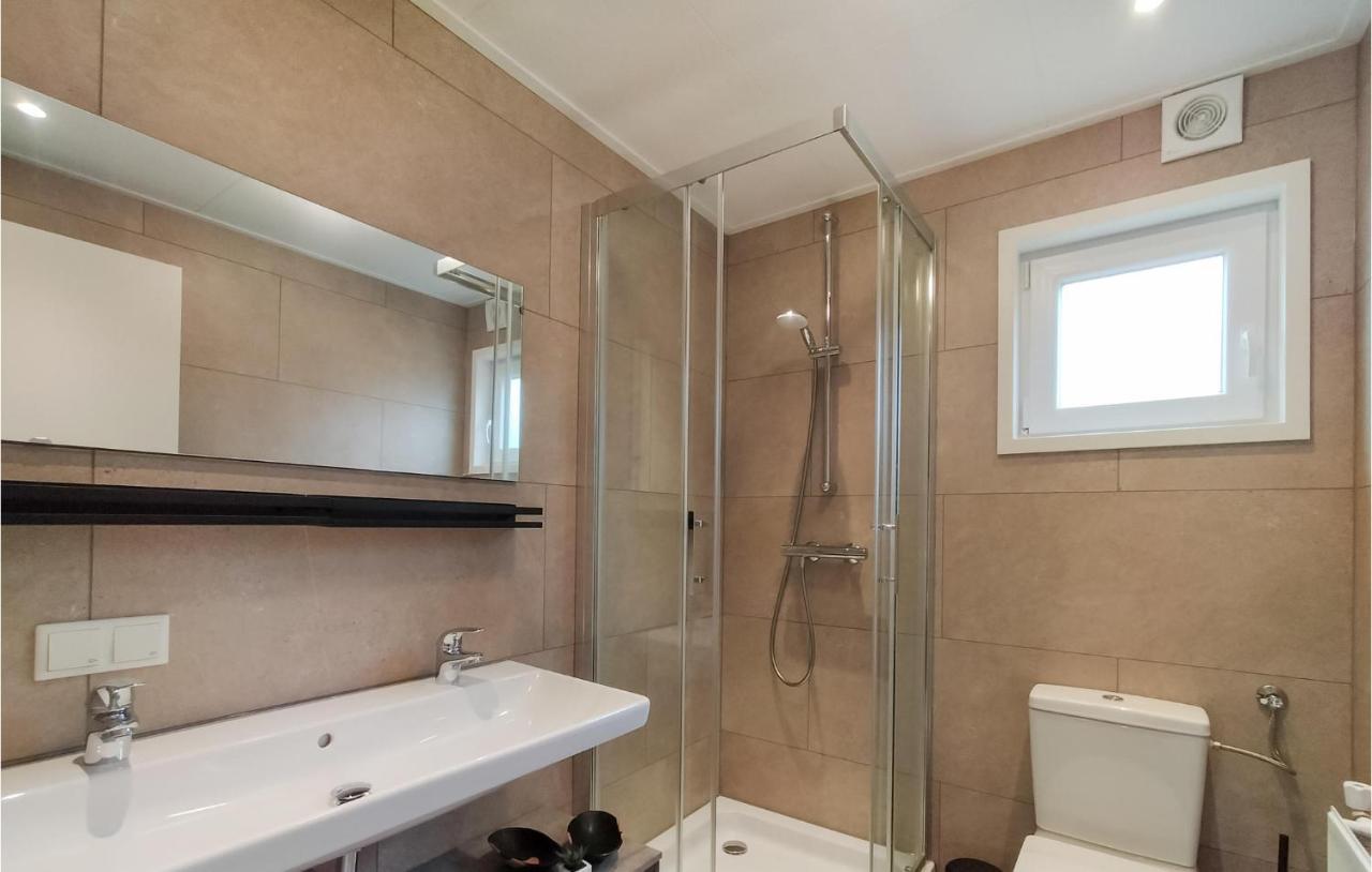 2 Bedroom Awesome Home In Heinkenszand Bagian luar foto