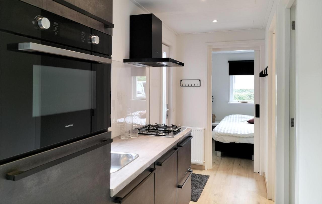 2 Bedroom Awesome Home In Heinkenszand Bagian luar foto