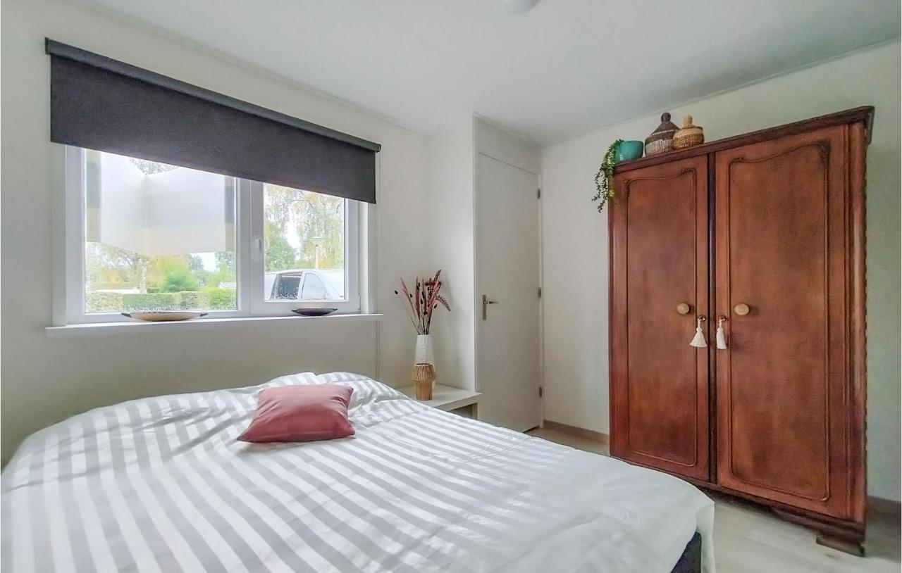 2 Bedroom Awesome Home In Heinkenszand Bagian luar foto